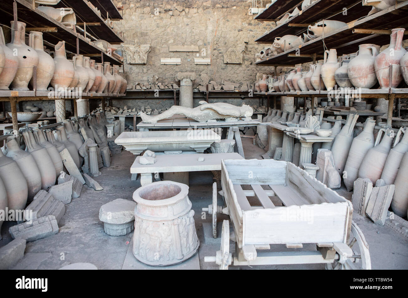 Pompei, antica città romana nei pressi di Napoli moderno nella regione Campania Italia che è stata sepolta sotto 4 a 6 m di ceneri vulcaniche e pomice in er Foto Stock