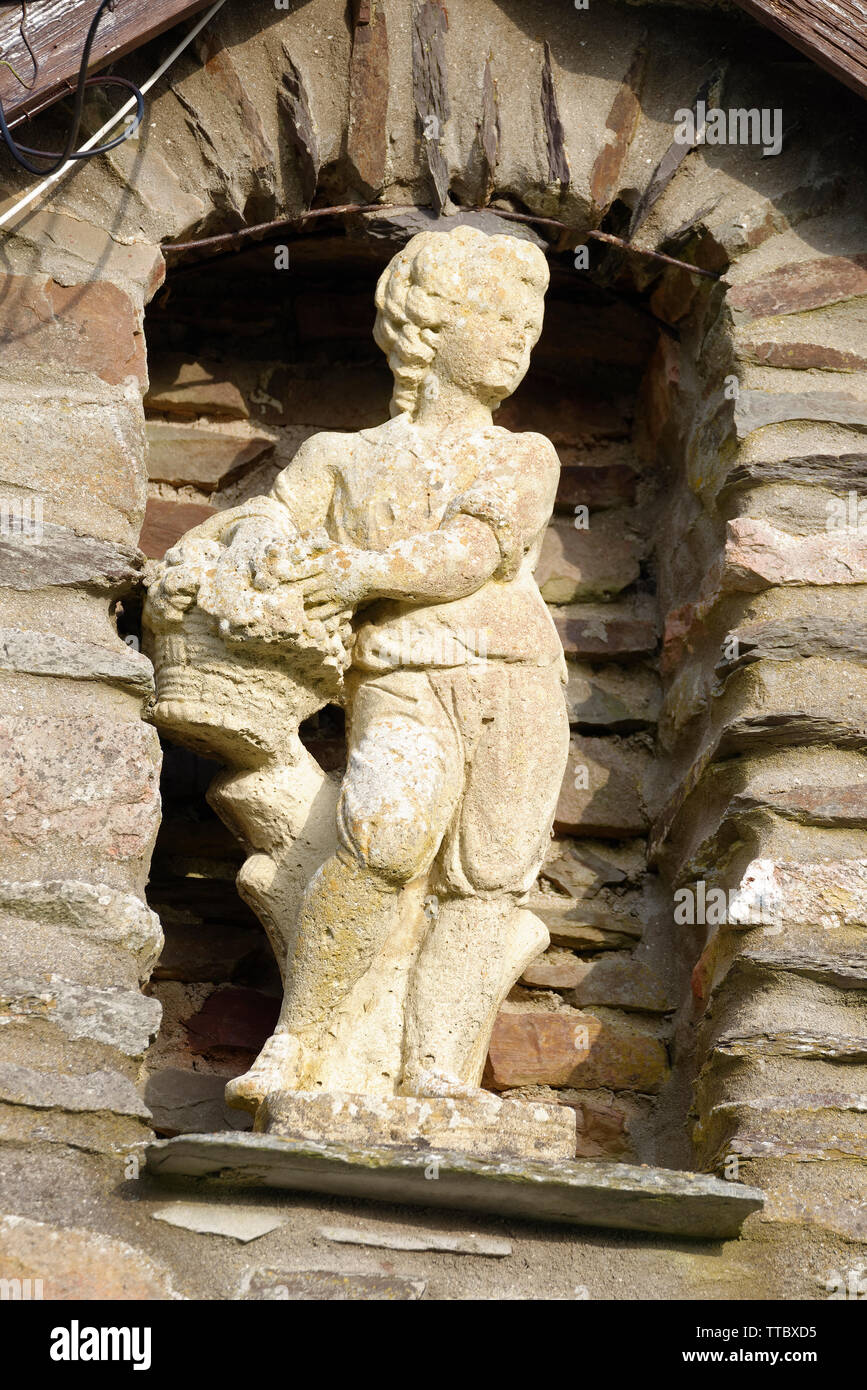 Piccola statua nella parete di edificio rurale Trentishoe, Exmoor, Devon, Regno Unito Foto Stock