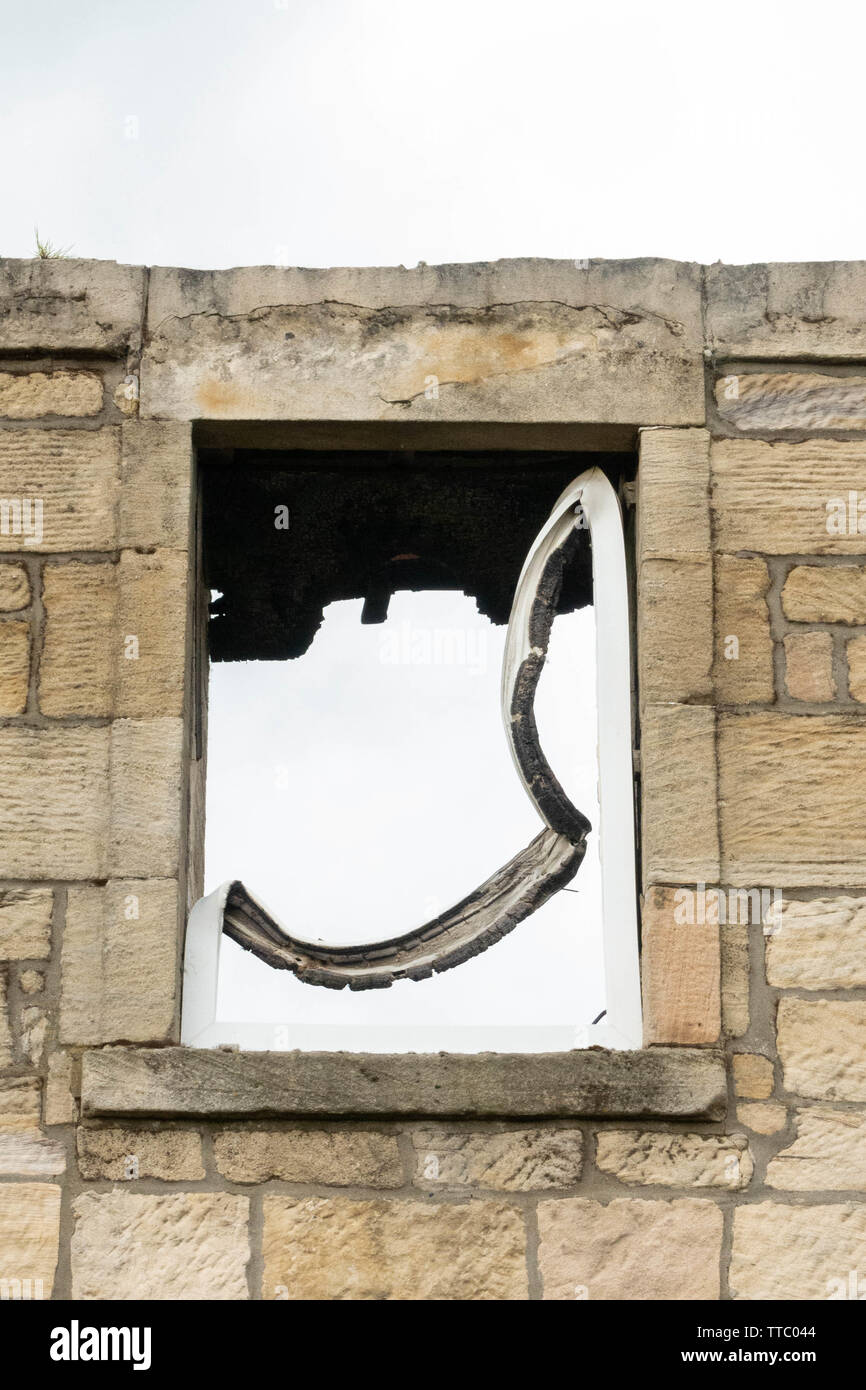 Fuso upvc windows danneggiato dal calore durante un incendio - REGNO UNITO Foto Stock