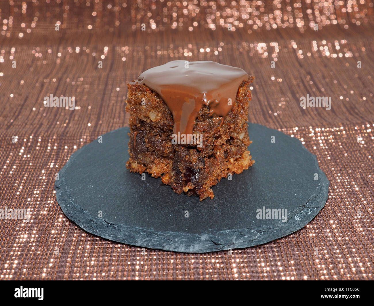 Ein Stück Schokoladenkuchen mit Schokoladenglasur Foto Stock