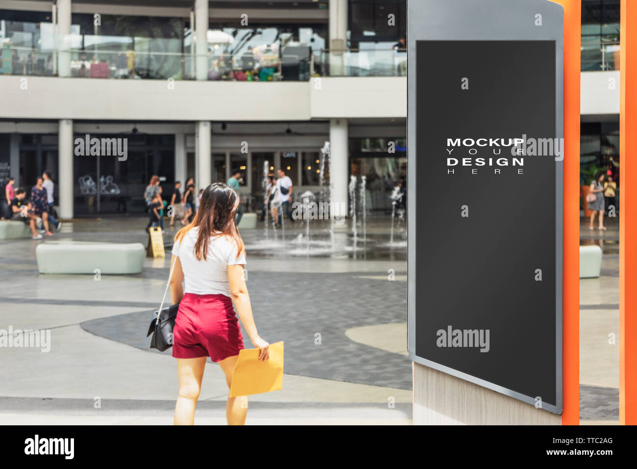 Blank mock up di strada verticale poster pubblicitari affissioni in città per la vostra pubblicità con blur persone in azione, Vuoto billboard con copia Foto Stock