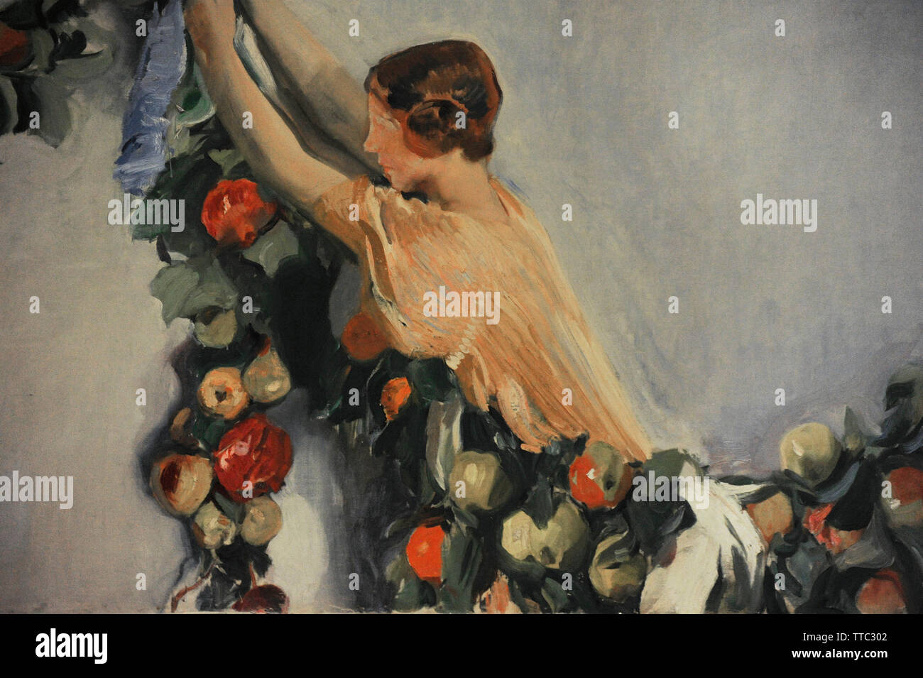 Joaquin Sorolla y Bastida (1863-1923). Pittore spagnolo. Ghirlanda di frutti valenziano, alloro e i fiori raccolti tra moglie e figlie. Affresco. Dettaglio della sua figlia Elena vestito con un Delphos progettato da Mariano Fortuny Madrazo. Garland dipinse intorno alla sala da pranzo pareti. Museo Sorolla. Madrid. Spagna. Foto Stock