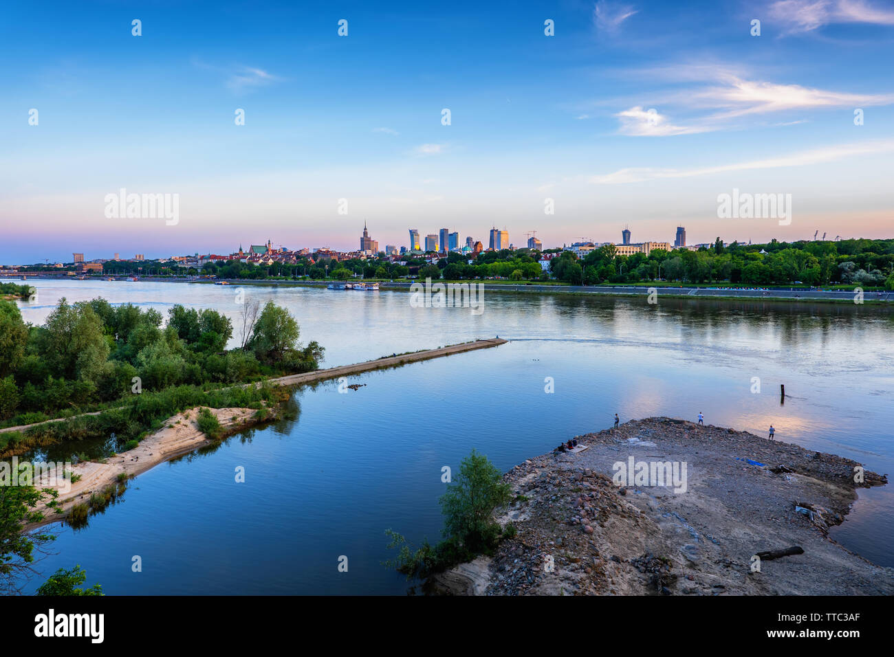 Fiume Vistola e dello skyline di Varsavia a ora blu crepuscolo, città capitale della Polonia. Foto Stock