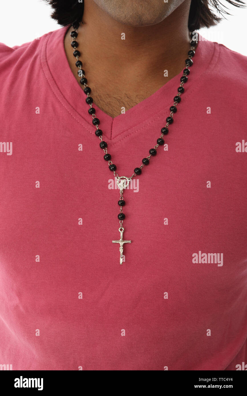 Metà vista in sezione di un uomo che indossa il crocifisso collana Foto Stock