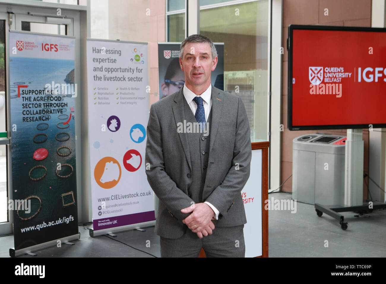 Il senatore Ian Marshall del parlamento irlandese altrimenti noto come l'Oireachtas è anche un Business Development Manager presso la Queen's University di Belfast Istituto per la sicurezza alimentare globale e un agricoltore nella contea di Armagh nell'Irlanda del Nord. 14 Giugno 2019 - Foto/Paolo McErlane Foto Stock