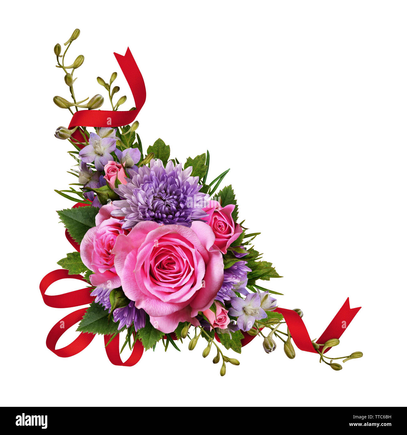 Aster e rose fiori disposizione ad angolo rosso con nastro di seta isolato su bianco Foto Stock