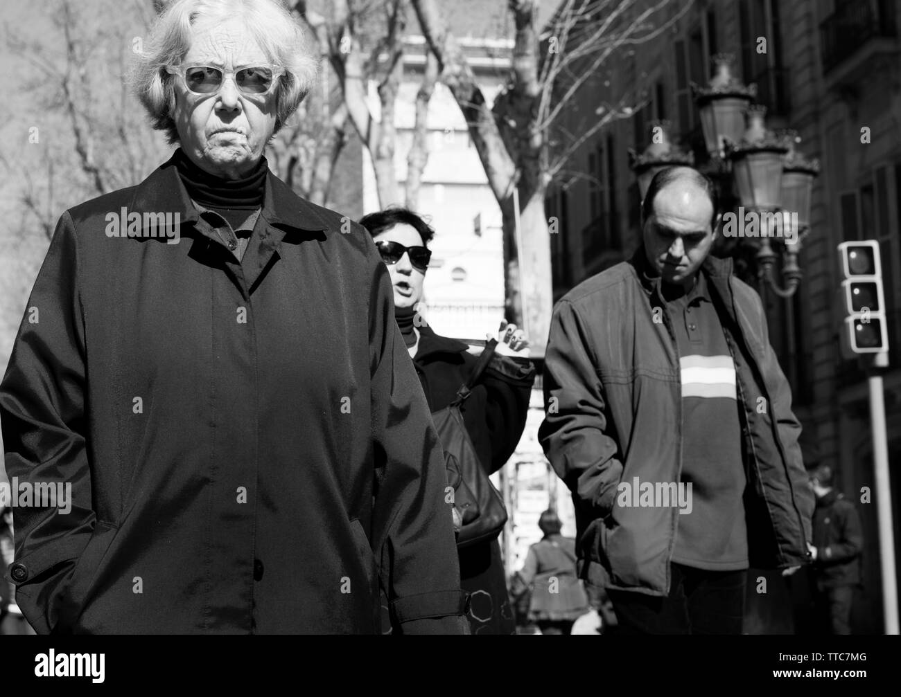 Strane old Lady camminare per la strada Foto Stock
