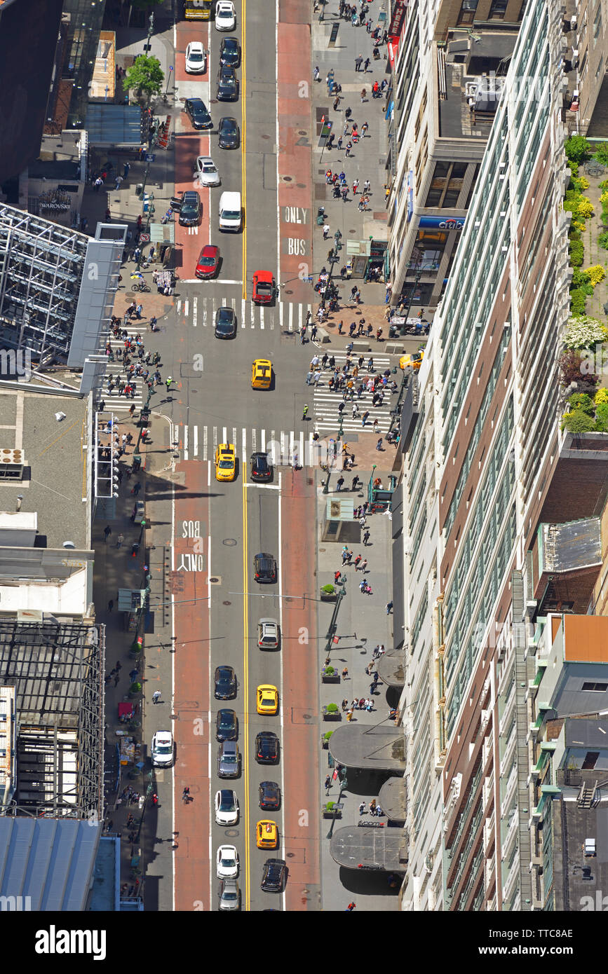 Persone e auto sulla West 34th Street in Manhattan. Vista da sopra Foto Stock