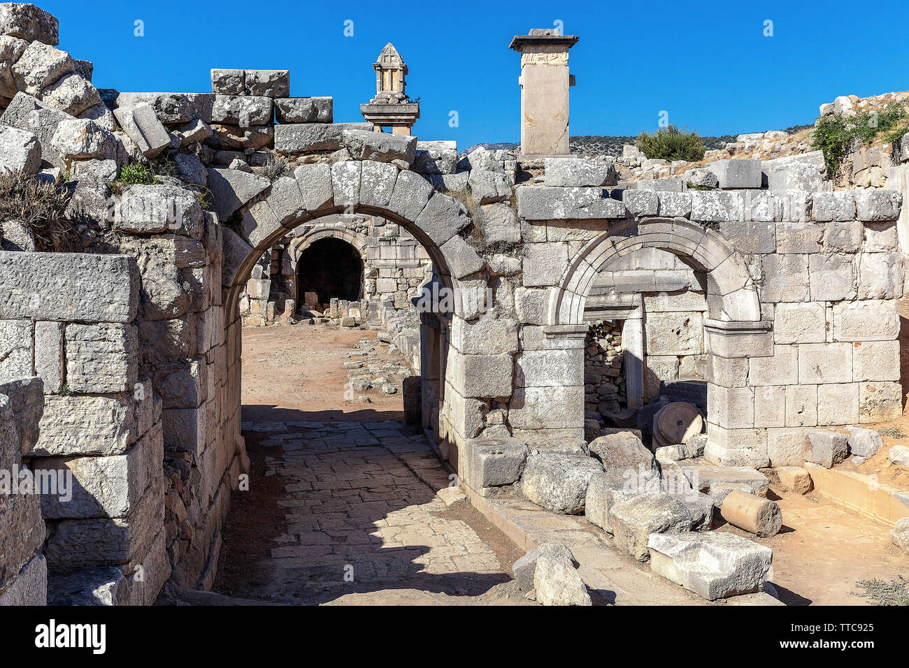 Turchia, una tomba simbolica nella città antica di Xanthos Theatre si trova nella città alta di Fethiye. Foto Stock