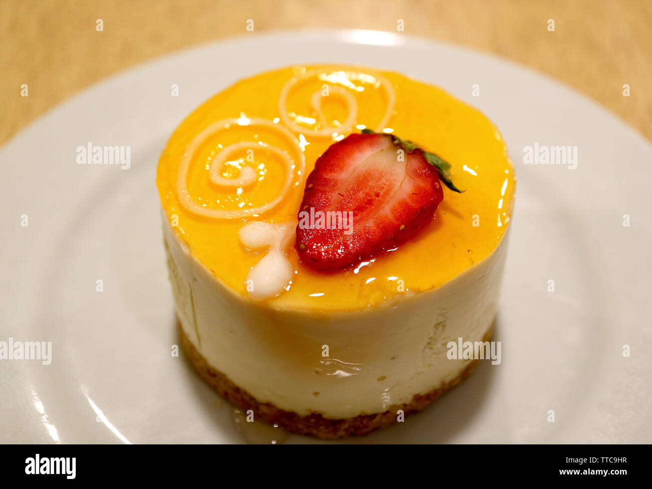 Piastra del frutto della passione Torta di formaggio e rabboccato con fragole fresche Foto Stock