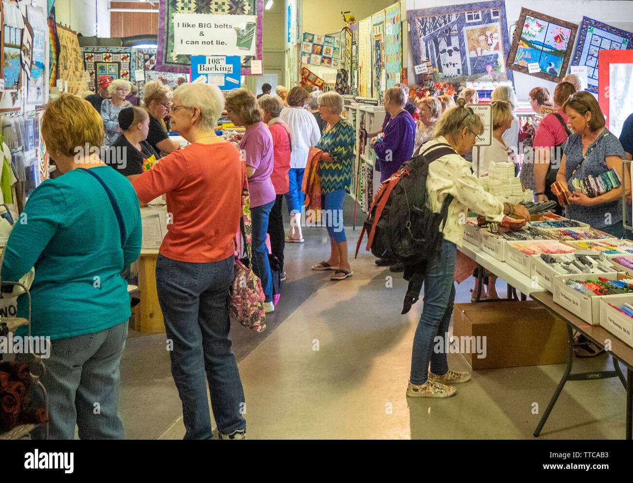 Quilters e gli acquirenti all'interno di un negozio di tessuti durante la primavera mostra Quilt 2019 Paducah Kentucky negli Stati Uniti Foto Stock