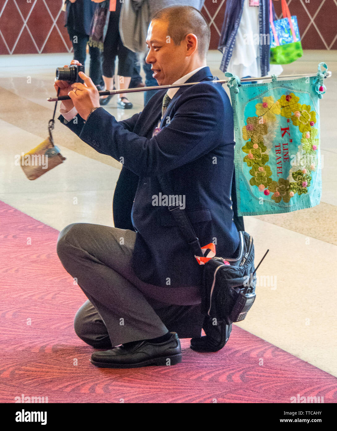 Uomo giapponese prendendo foto a Luther F. Carson quattro fiumi Centro durante la primavera mostra Quilt 2019 Paducah Kentucky negli Stati Uniti Foto Stock