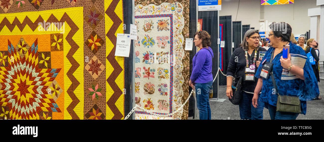 Quilters femmina trapunte di visualizzazione sul display a molla mostrano Quilt 2019 Paducah Kentucky negli Stati Uniti Foto Stock