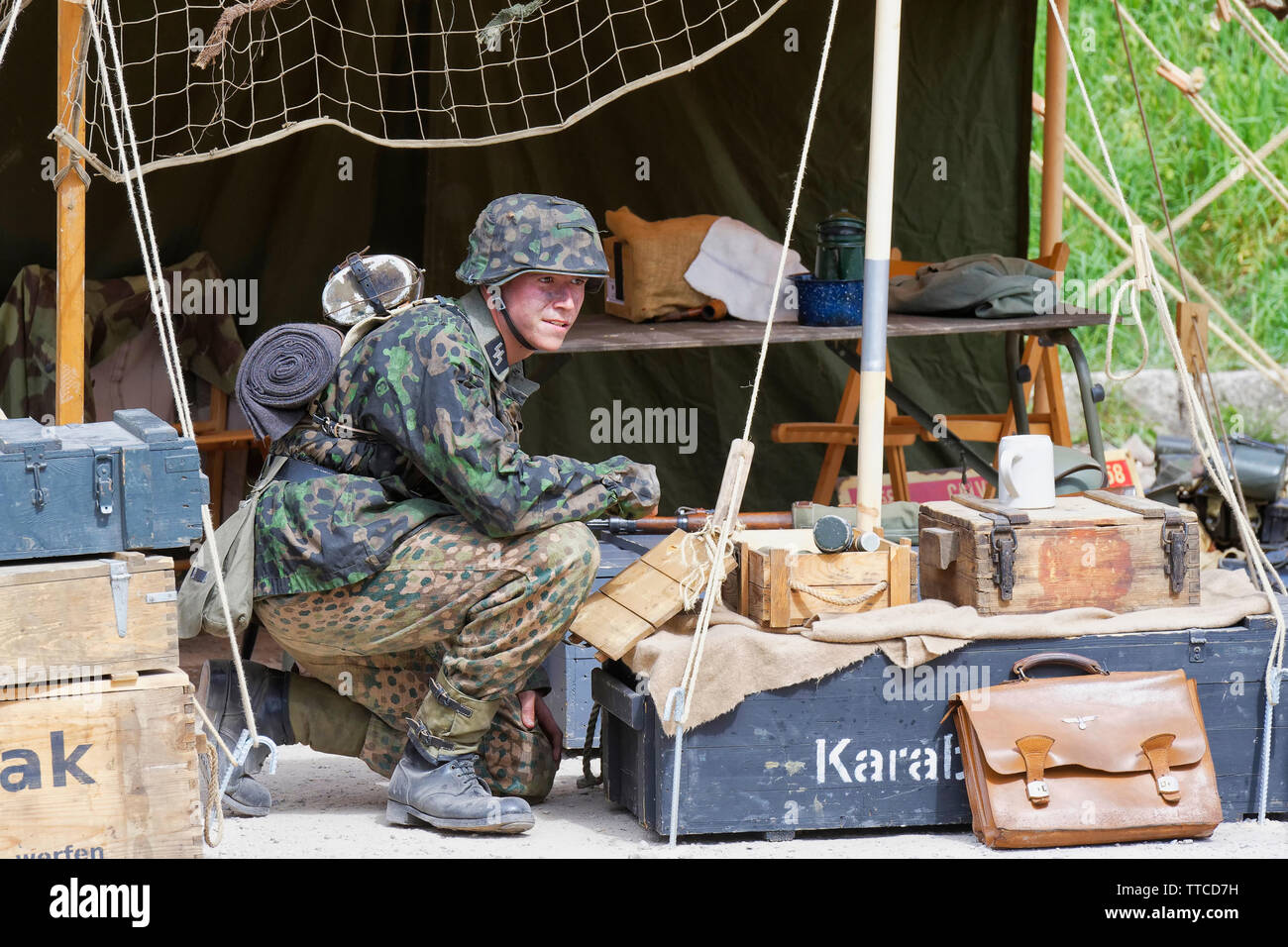 Un reenactor vestito come un tedesco di seconda guerra mondiale Waffen SS soldato Foto Stock
