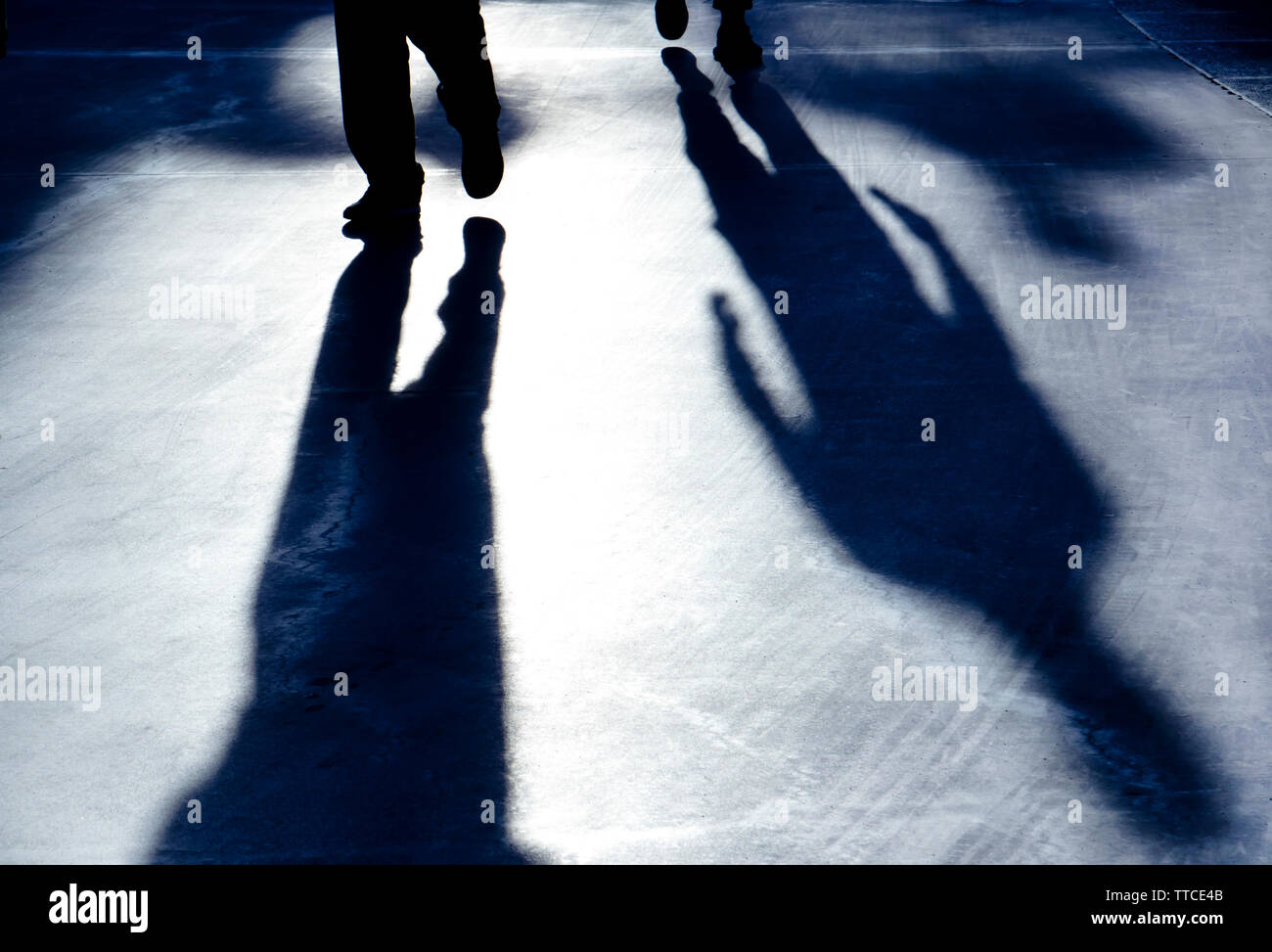 Sfocata riflessione silhouette ombra di misteriosi uomini a piedi in bianco e nero notte Foto Stock