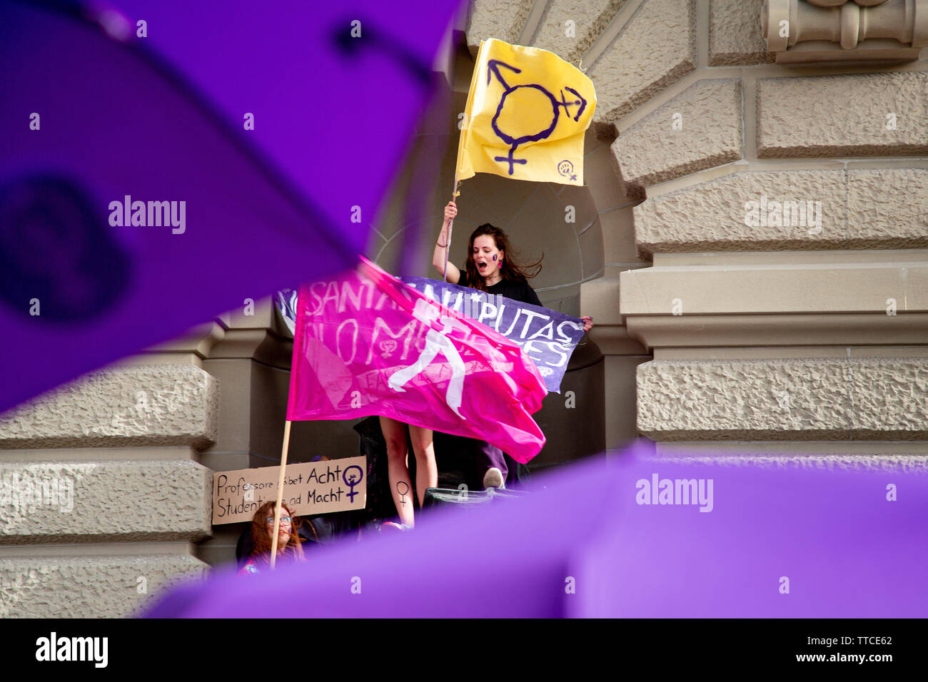 Il Frauenstreik - Womens sciopero - ha portato un numero record di donne per le strade in tutte le grandi città in Svizzera. In Campidoglio Berna, più di 40.000 hanno marciato in tutta la città alla lotta per la parità tra i sessi. Foto Stock