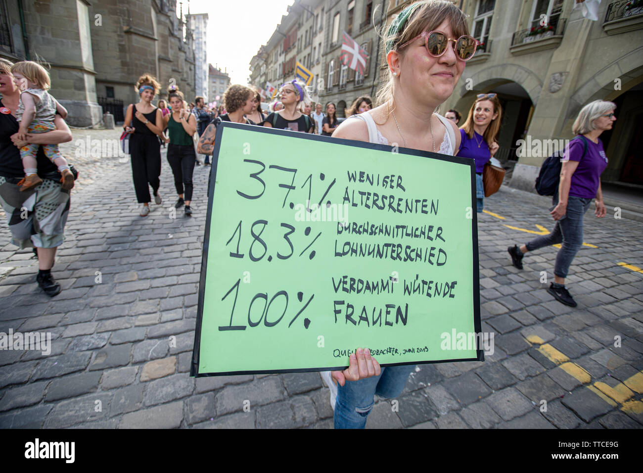 Il Frauenstreik - Womens sciopero - ha portato un numero record di donne per le strade in tutte le grandi città in Svizzera. In Campidoglio Berna, più di 40.000 hanno marciato in tutta la città alla lotta per la parità tra i sessi. Foto Stock