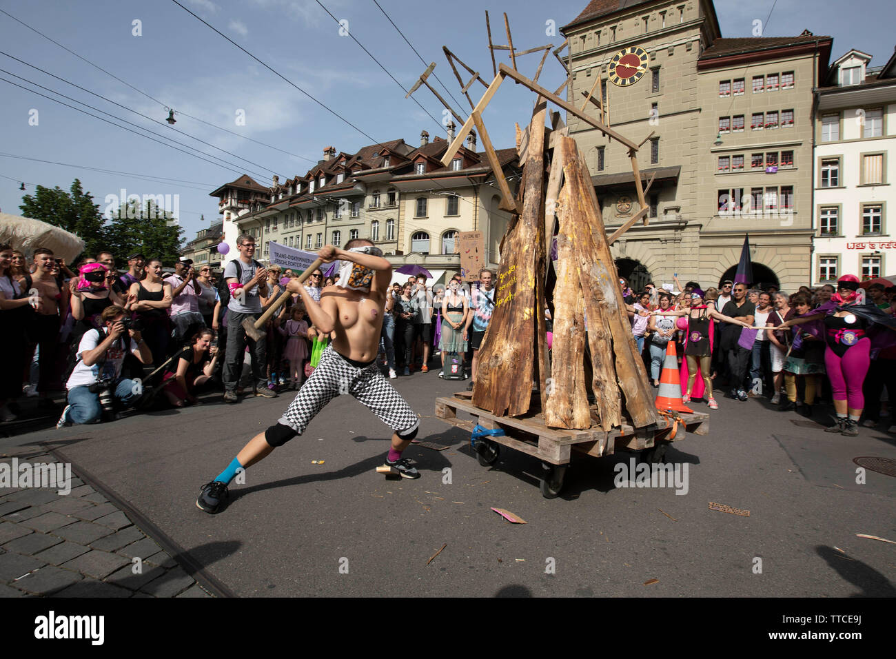 I partecipanti nel femminile sciopero a Berna smash l effige del Patriarcato utilizzando sledgehammers. Il Frauenstreik - Womens sciopero - ha portato un numero record di donne per le strade in tutte le grandi città in Svizzera. In Campidoglio Berna, più di 40.000 hanno marciato in tutta la città alla lotta per la parità tra i sessi. Foto Stock