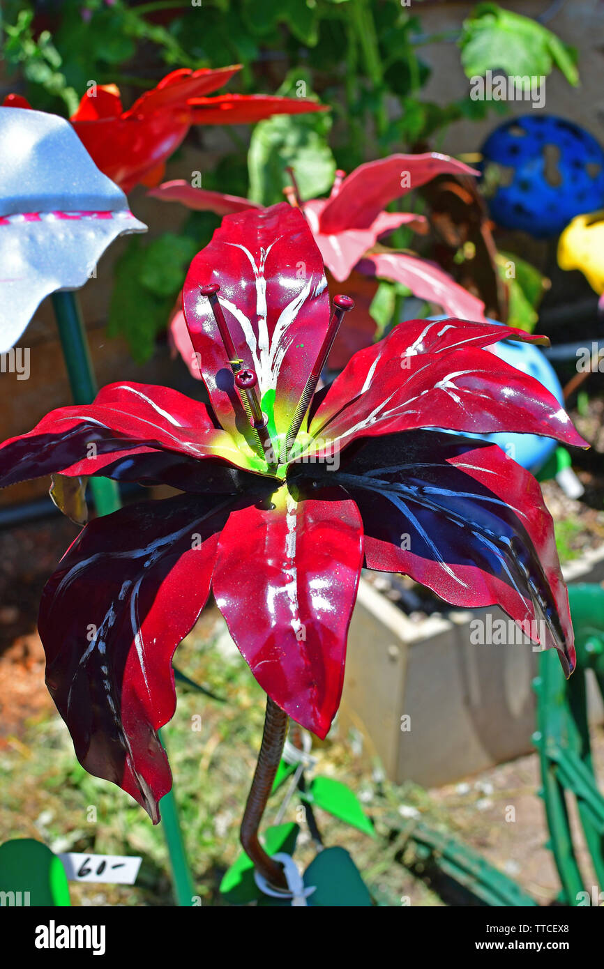 Metallo rosso arte floreale sul display Foto Stock