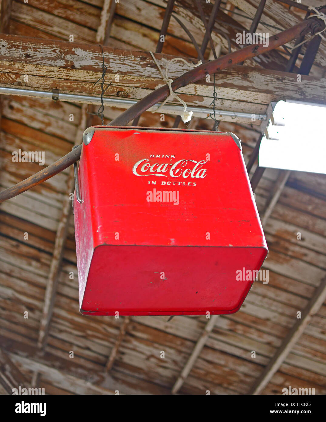 Rosso classico refrigeratore Coca-Cola appesi ai soffitti di un negozio di ferramenta Foto Stock