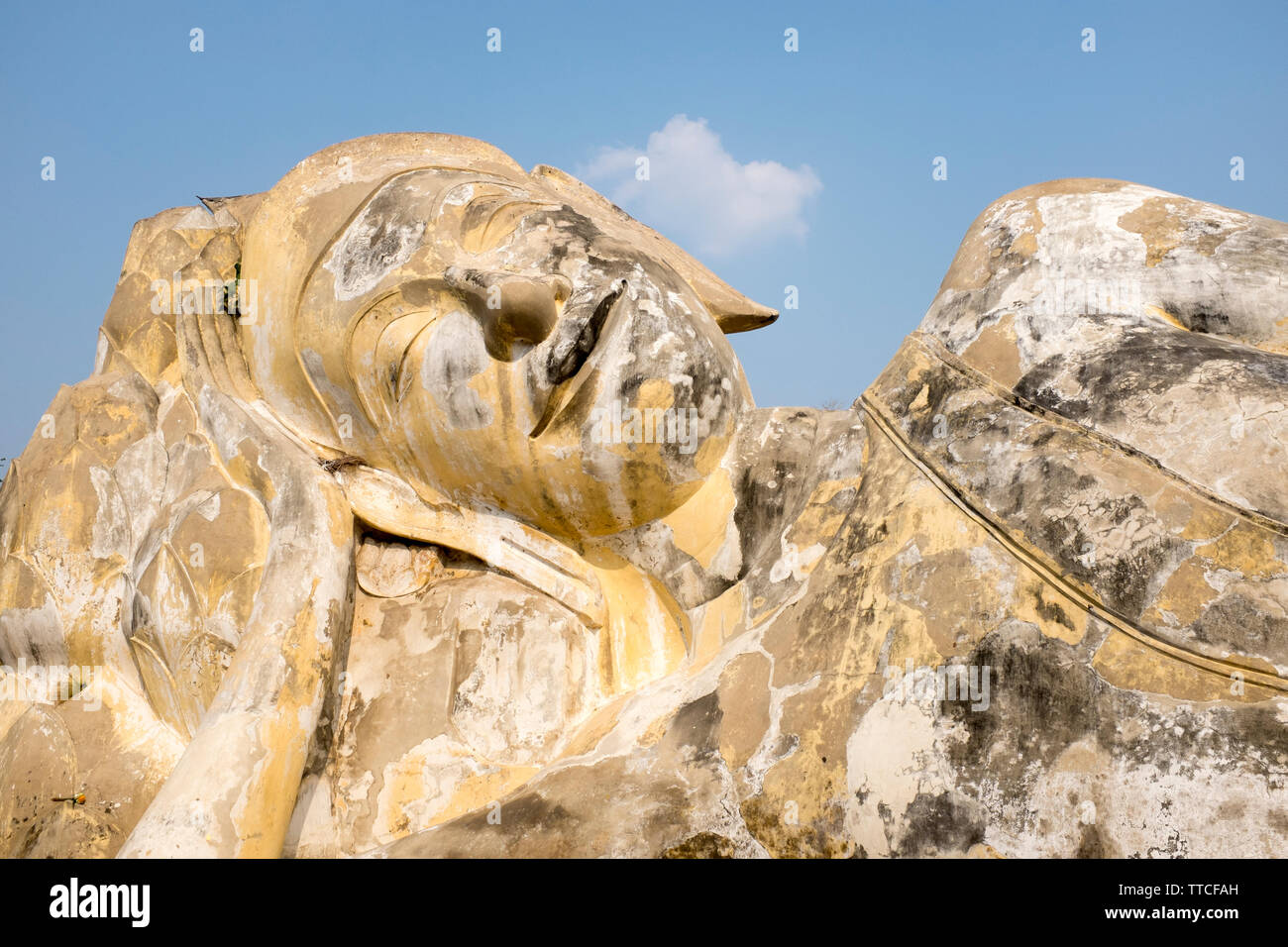 Buddha reclinato Phra Bhuddasaiyart al Wat Lokayasutharam in Ayutthaya Thailandia Foto Stock