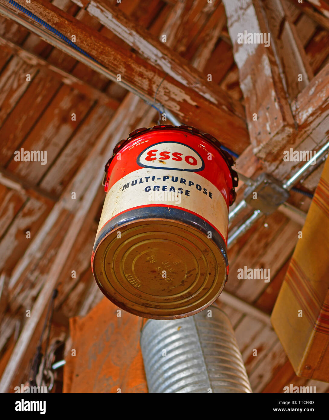 Vintage esso grasso può appesi ai soffitti di un negozio di ferramenta Foto Stock