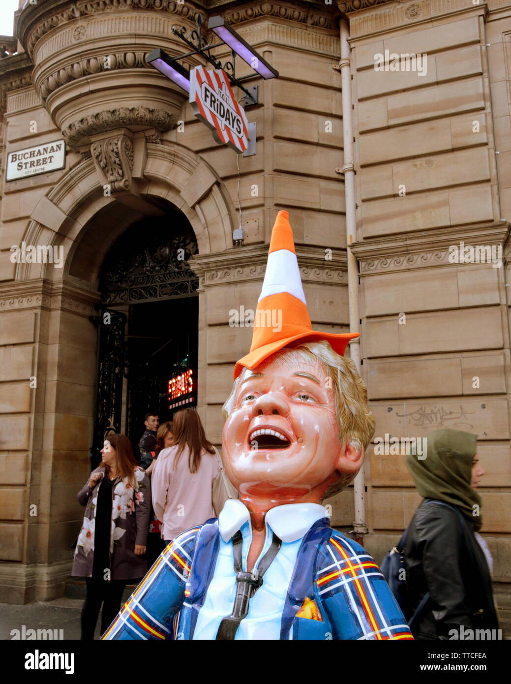 Glasgow, Scotland, Regno Unito 16 Giugno, 2019. Il nostro sentiero wullie aperto a Glasgow con la creazione di fumetti da Dundee spesso citato come fonte di ispirazione per il Bart Simpson è apparso in varie fogge decorate da artisti come persone famose ans istituzioni cittadine. L'aggiunta di un cono hat, il simbolo iconico della città aggiunto allegria e di interesse per il procedimento come si addice le statue rappresentano, ,locali unirsi al divertimento con theRod Stewart decorate statueon Buchanan Street. Oor Asta, Artista: Graham Farquhar :, McQueen di caseifici, Buchanan Street Credit: Gerard Ferry/ Alamy Live News Foto Stock