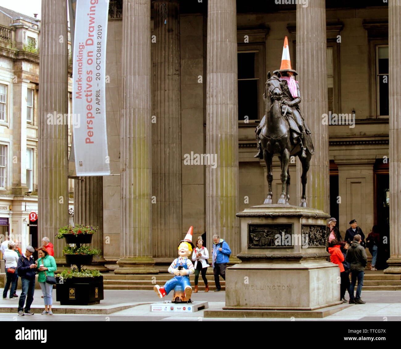 Glasgow, Scotland, Regno Unito 16 Giugno, 2019. Il nostro sentiero wullie aperto a Glasgow con la creazione di fumetti da Dundee spesso citato come fonte di ispirazione per il Bart Simpson è apparso in varie fogge decorate da artisti come persone famose ans istituzioni cittadine. L'aggiunta di un cono hat, il simbolo iconico della città aggiunto allegria e di interesse per il procedimento come si addice le statue rappresentano i bambini godono di vestirsi con la casa del cono del duca statua fuori goma con un cono wullie Oor Wee Yin's Banter, Artista: Rachael , Sponsor: Giovani Scot ,Royal Exchange Square Credit: Gerard Ferry/ Alam Foto Stock