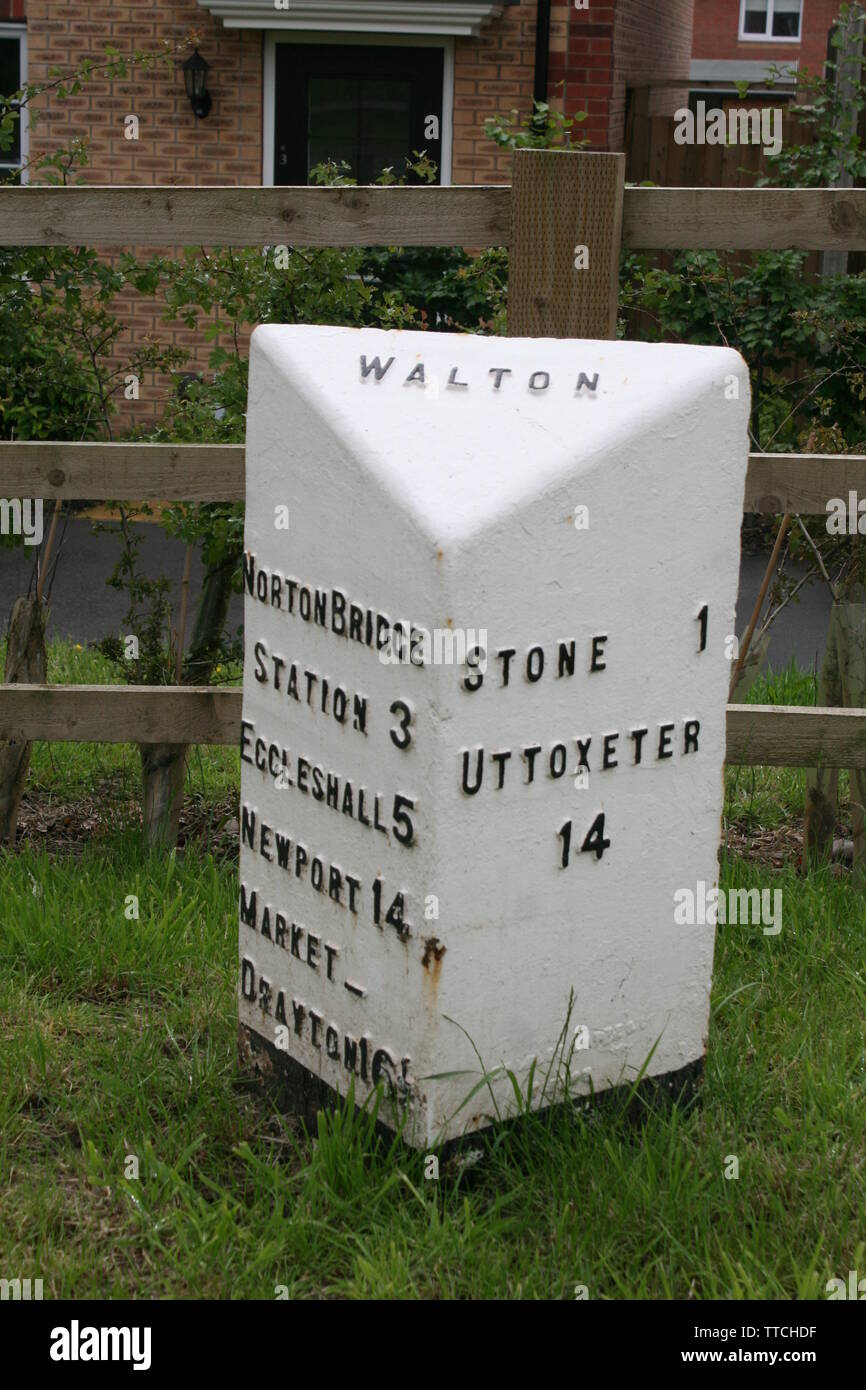 Victorian ghisa miglio post sul lato della strada a Walton vicino a pietra, Staffordshire Foto Stock