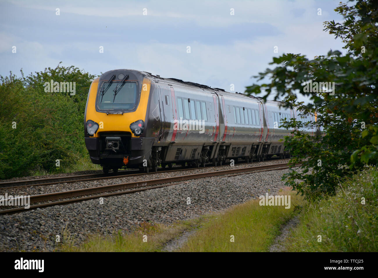Cross Country 220 classe Intercity Express Treno a velocità sulla Great Western Railway principale linea di Hewish, Somerset Foto Stock