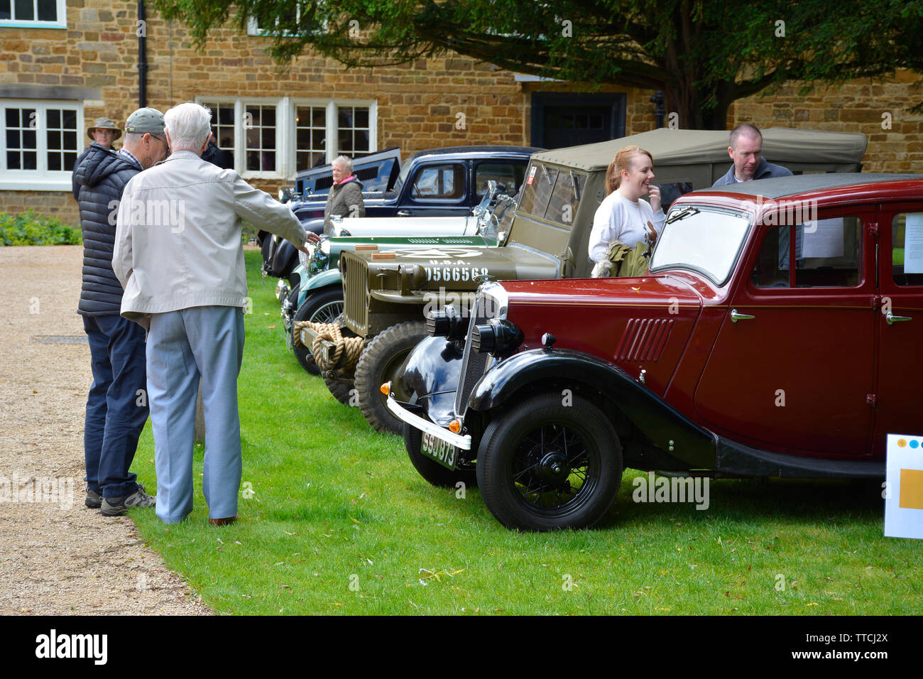 Line-up di varie automobili classiche a car show, Delapre Abbey, Northampton, Regno Unito Foto Stock