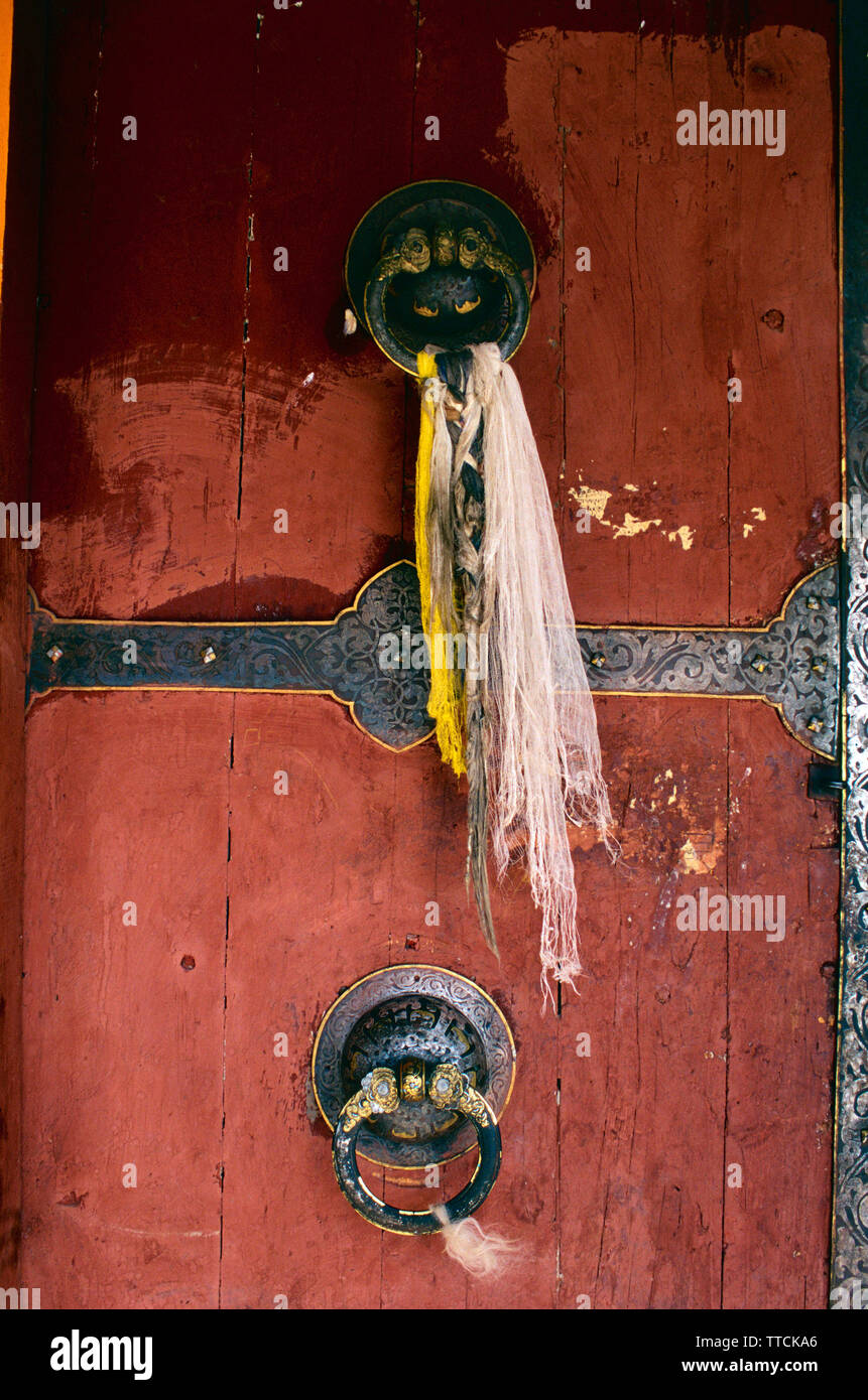 Kata o sciarpa appesa da porta,Palcho contese monastero,Gyantse,Tibet Foto Stock