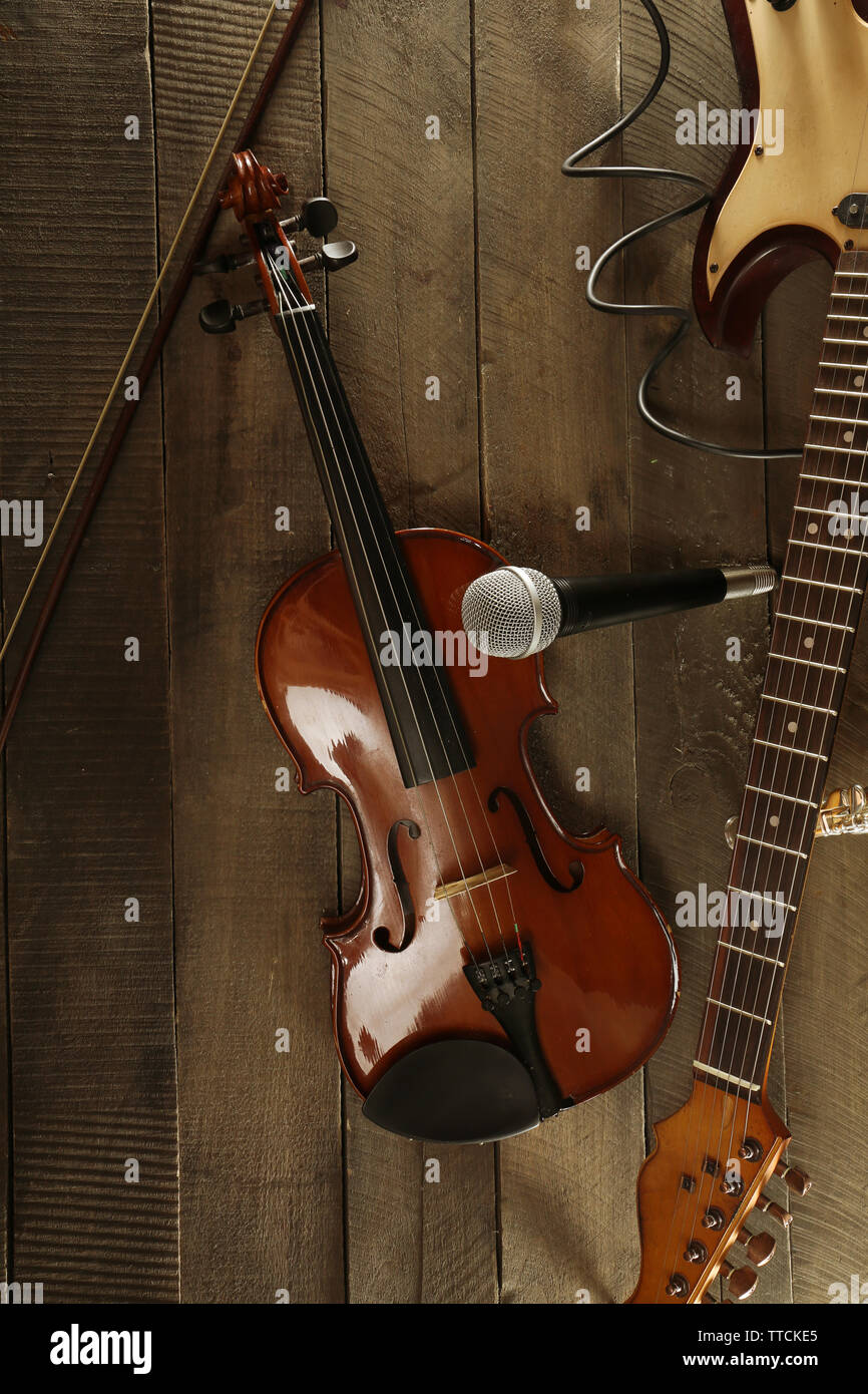 Chitarra elettrica, violino, flauto e microfono su sfondo di legno Foto  stock - Alamy