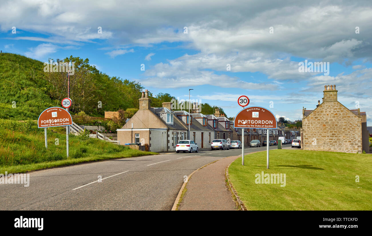 PORTGORDON MORAY SCOZIA SEGNI E LA STRADA PRINCIPALE NEL VILLAGGIO Foto Stock