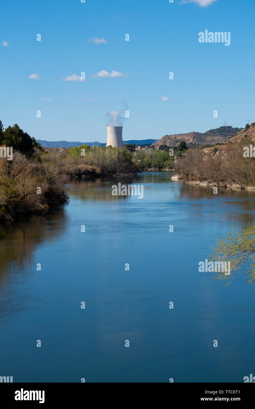 Camino a vapore in una potenza nucleare, accanto al fiume Foto Stock