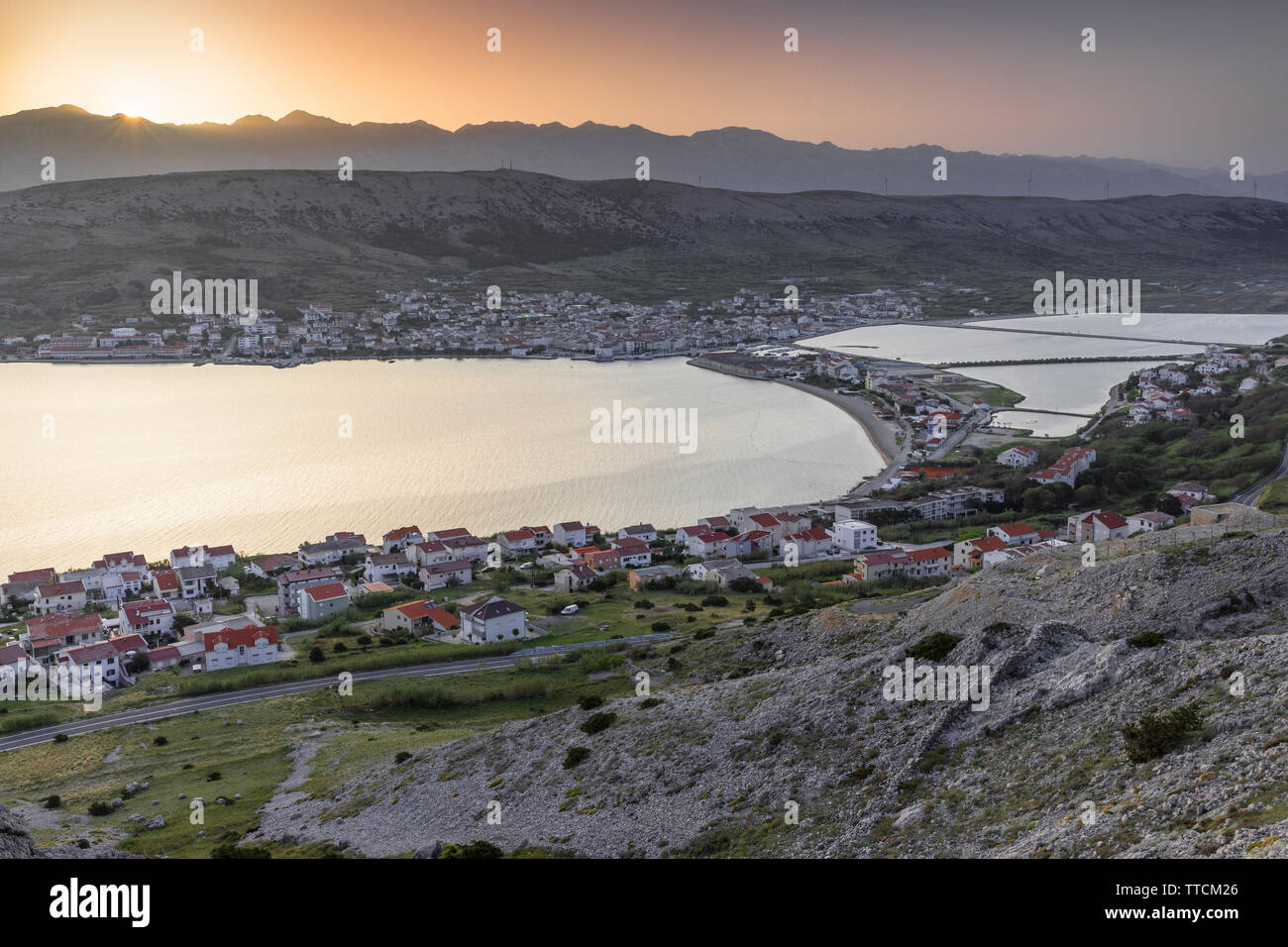 Pag Croazia, Sunrise dietro la montagna di Velebit Foto Stock
