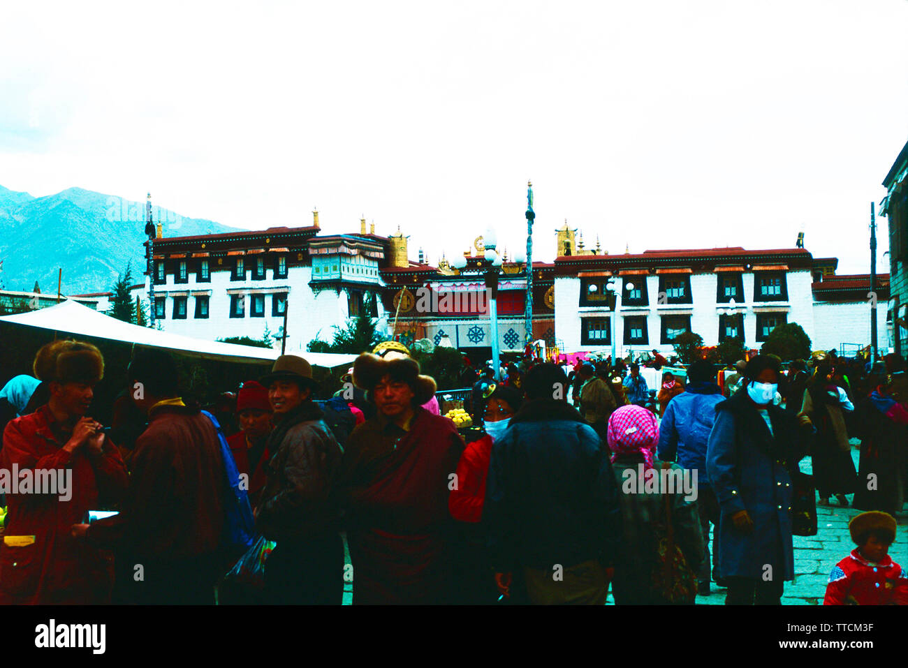 Tibetani presso il mercato del Jokhang Square,Lhasa,Tibet Foto Stock