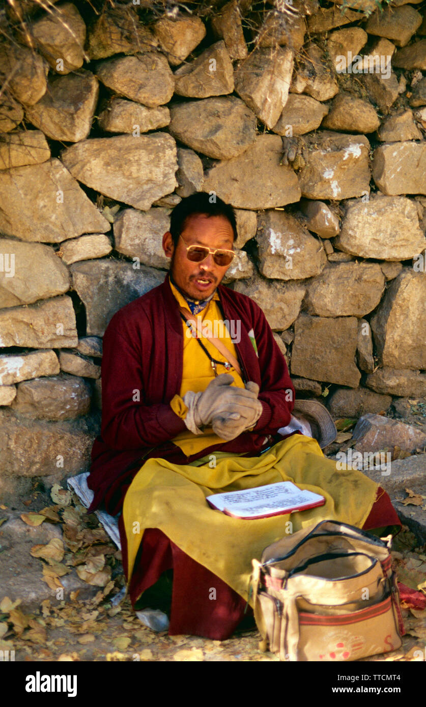Monk studiando antiche scritture,Monastero di Drepung,Lhasa,Tibet Foto Stock