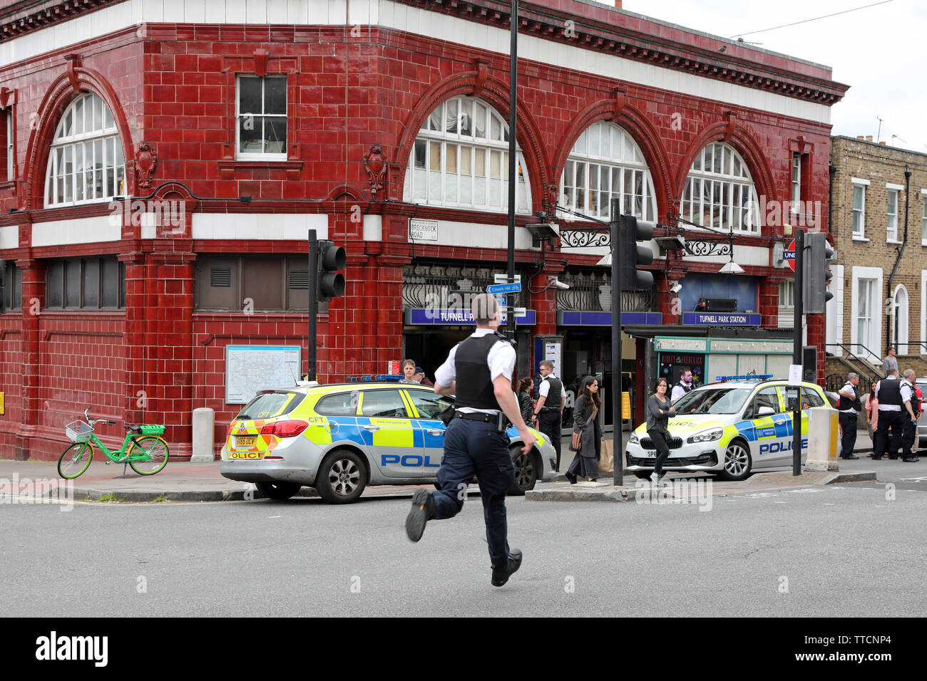 Londra, Regno Unito. Il 16 giugno 2019. La polizia frequentare un accoltellato incidente a Tufnell Park Station, Tufnell Park, Londra dove un ragazzo di 15 anni è stato accoltellato in faccia in Brecknock Road. Diverse auto della polizia e un'ambulanza frequentato l'incidente da Tufnell Park Station e sono considerati al di fuori del mio negozio supermercato e ricerca la stazione vicina per sospetti. Credito: Paul Brown/Alamy Live News Foto Stock