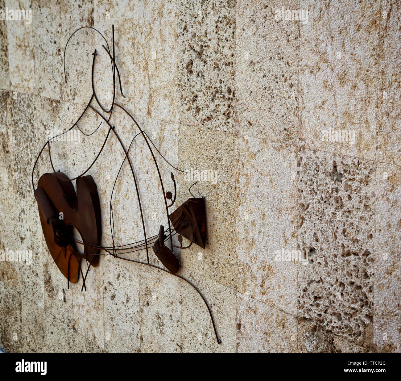 Il 27 gennaio 2019, Cartagena, Colombia. Elegante scultura del chitarrista sul muro di pietra. Foto Stock