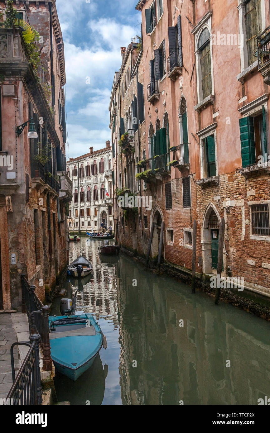 L'Italia. Venezia è uno dei più singolari e belle città del mondo. Canali stretti - le strade spesso non hanno nemmeno i marciapiedi. Movimento o Foto Stock