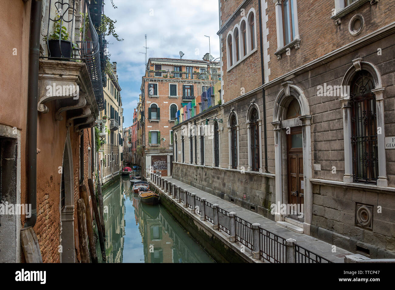 L'Italia. Venezia è uno dei più singolari e belle città del mondo. Canali stretti - le strade spesso non hanno nemmeno i marciapiedi. Movimento o Foto Stock