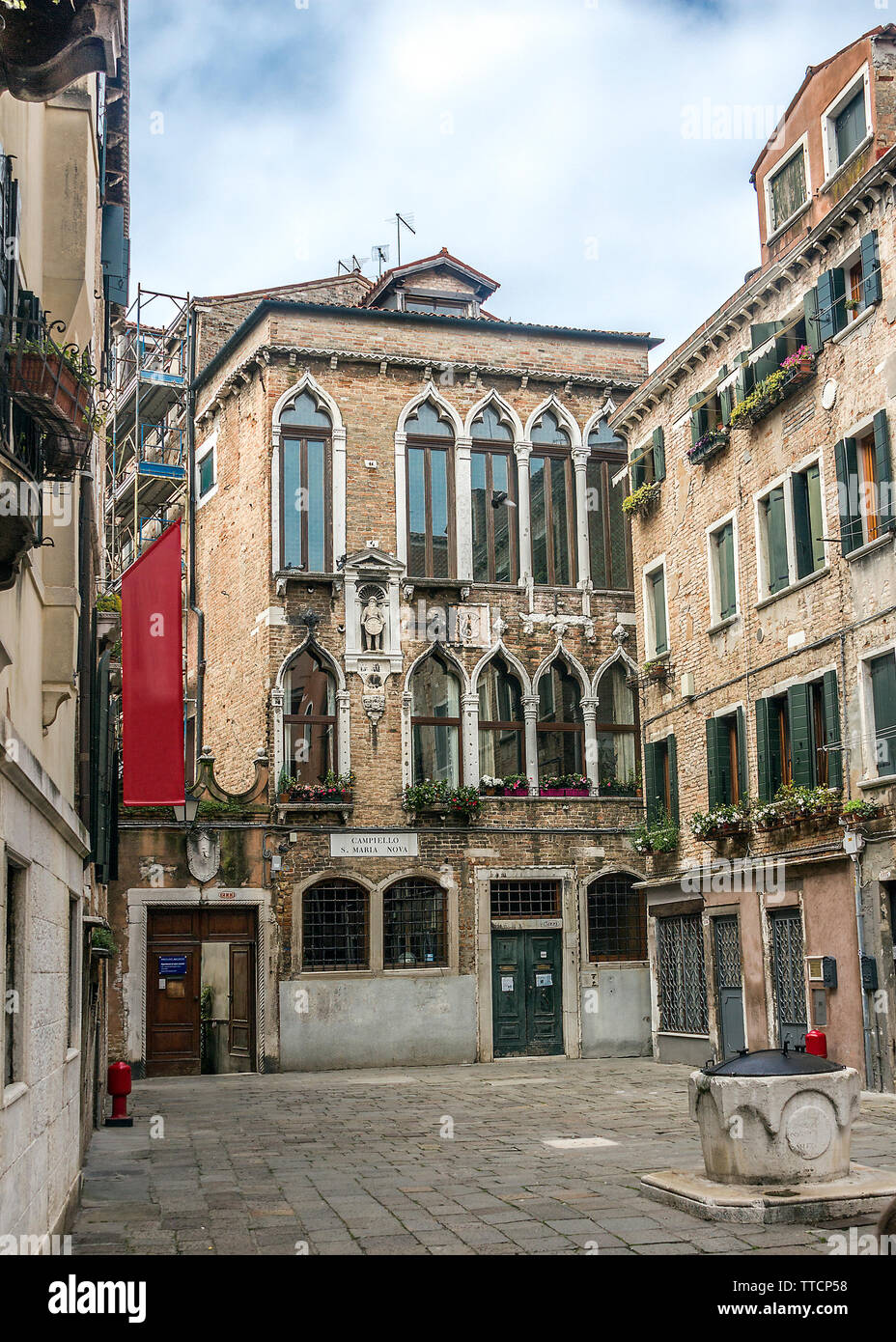 L'Italia, Venezia. Un piccolo e accogliente e molto autentico quartiere - Campiello dei Squelini. Bene in una piccola piazza. Foto Stock