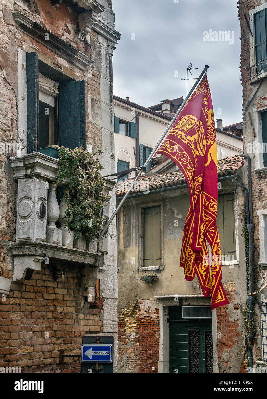 L'Italia, Venezia. Un piccolo e accogliente e molto autentico quartiere - Campiello dei Squelini.bandiera con lo stemma della città di Venezia sulla facciata. Foto Stock