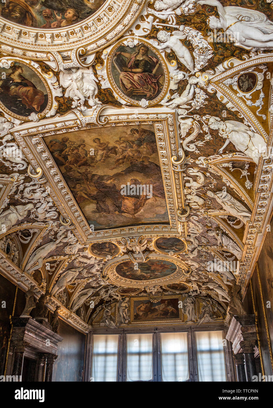 L'Italia, Venezia. Il Palazzo del Doge, soffitto nell'atrio (l'atrio  quadrato) è decorata con stucchi e affreschi realizzati da Veronese,  Tintoretto e Bassan Foto stock - Alamy