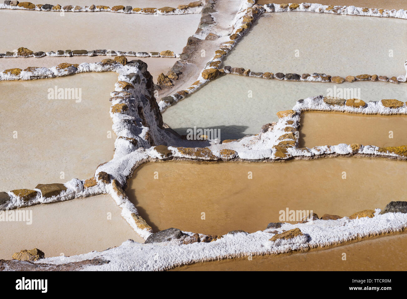 Stagni di sale a Salineras de Maras nella Valle Sacra vicino a Cusco, Perù. Foto Stock