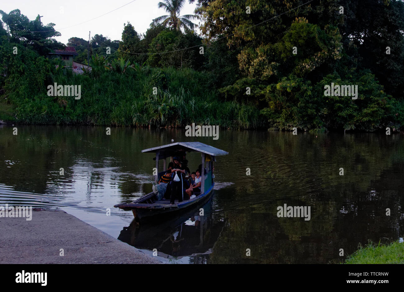 Traversata in traghetto del fiume per portare le persone a Siniawan centro storico mercato notturno, Bau distretto, Kuching, Sarawak, Malaysia Foto Stock