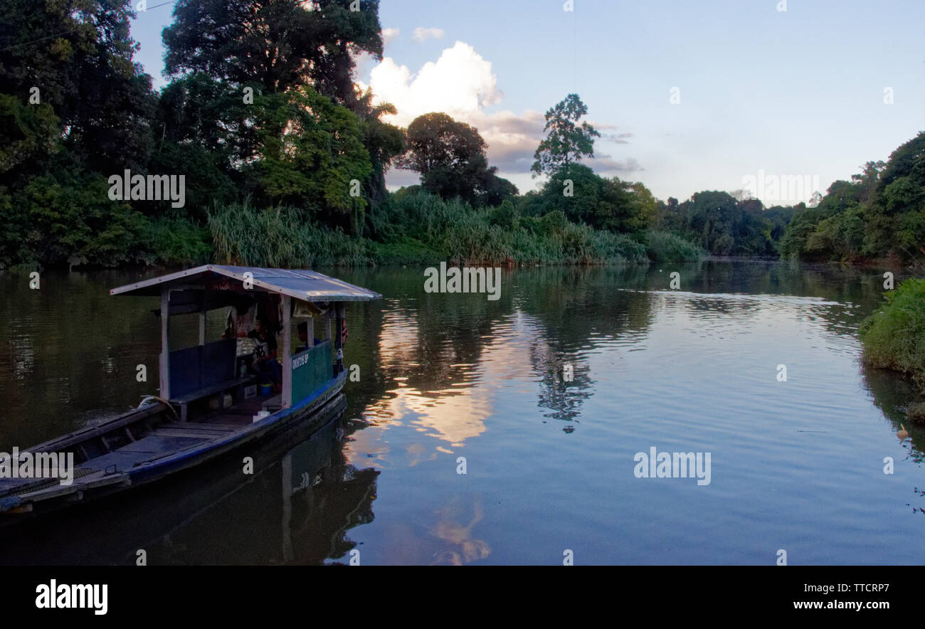 Traversata in traghetto del fiume per portare le persone a Siniawan centro storico mercato notturno, Bau distretto, Kuching, Sarawak, Malaysia Foto Stock