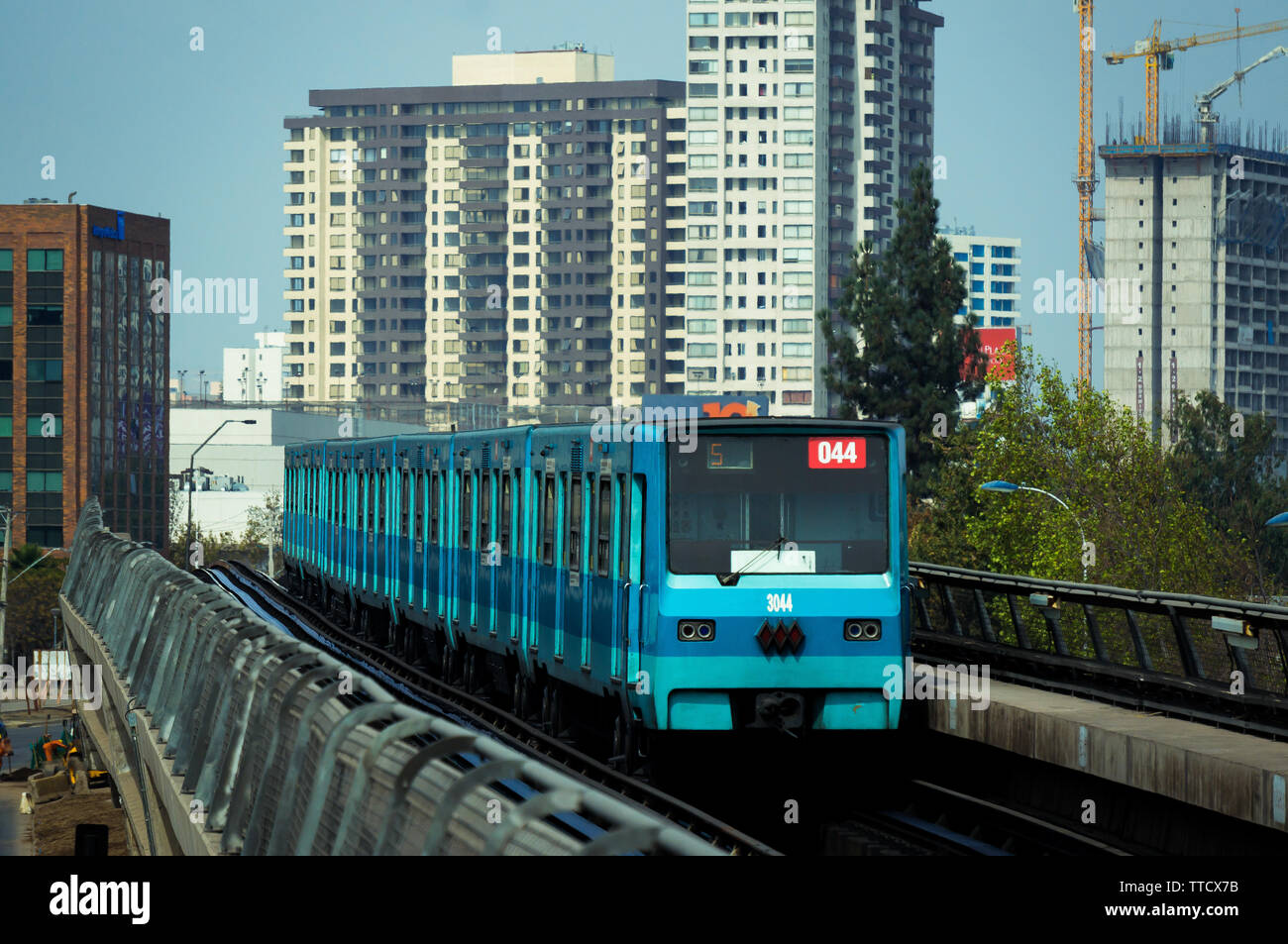 SANTIAGO DEL CILE - Aprile 2016: Santiago Metro NS74 treno Uscire Mirador stazione dalla linea 5 Foto Stock