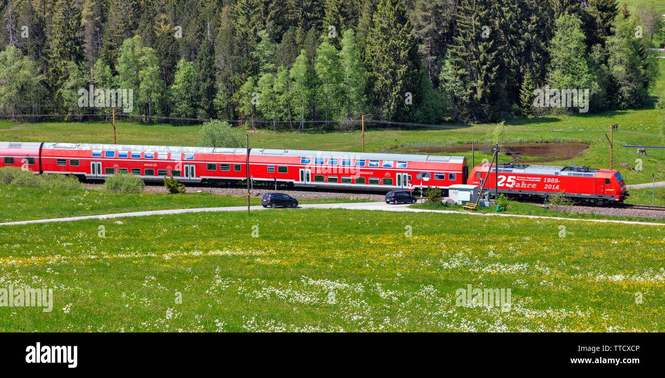 Treno passare all'incrocio ferroviario, in attesa di automobili, Hinterzarten, Schwarzwald, Germania Foto Stock